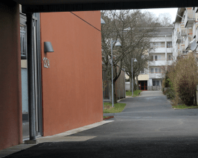 Maxi Grå udendørslampe Fra Westal - Armaturet er forsynet med GU10 fatning og bagsiden har to; ind- og udgange samt en klemrække til hurtig tilslutning.