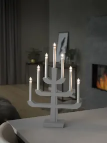 Candelabra 7 Lights Grå Fra Konstsmide - Med sine tre stilfulde niveauer og syv varmhvide lys kombinerer den klassisk charme med moderne design.