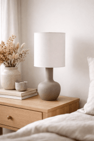 Lill Boda 52cm Sand bordlampe Fra Nordic Lighting - Lill Boda er en stilfuld keramisk bordlampe med en naturlig sandfarvet fod, der giver et bl&oslash;dt og harmonisk udtryk.