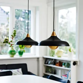 Urban Wide Ø36 Sort loftslampe Fra Superliving - Forbedre dit hjem med den moderne Urban Wide pendel, en stilfuld kombination af matsort finish og elegante messingdetaljer.
