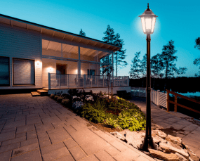 Kartano 175cm Sort lygtepæl Fra Airam - Med Kartano lygtep&aelig;len skaber du en gammeldags f&oslash;lelse.