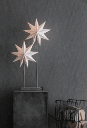 Duva Dobbelt 80cm Hvid Fra Markslöjd - Med sit moderne design og dobbeltstjerner i forskellige h&oslash;jder vil den v&aelig;re et perfekt indslag p&aring; bordet eller i vinduet i juletiden.