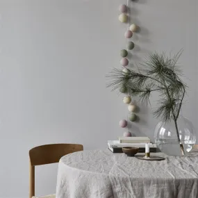 Irislights Dunes 20-lights Flerfarvet Fra Irislights - K&aelig;den best&aring;r af h&aring;ndlavede kugler i lysegr&oslash;n, lyser&oslash;d og beige, der lader lyset fra LED-k&aelig;den slippe igennem p&aring; en diffus og stemningsfuld m&aring;de.