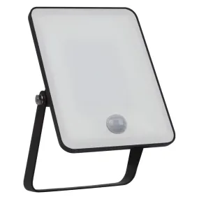 Floodlight Essential Sensor 20W Sort udendørslampe Fra Ledvance - Ideel til indk&oslash;rsler, facader, garager og andre overflader, hvor der er behov for sikker og p&aring;lidelig belysning.