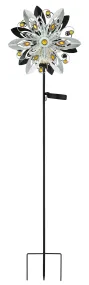 Wind Sølv solcellelampe Fra Globo Lighting - De dekorativa bladen roterar med vinden och skapar en vacker r&ouml;relse, medan den inbyggda solcellsbelysningen lyser upp i m&ouml;rkret f&ouml;r en magisk effekt.