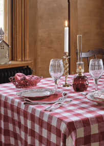 Kerosene Lamp Majken Mid RØD Fra Strömshaga - Br&aelig;nder i klart glas og br&aelig;nder i messing.