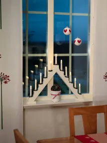 Candelabra 11 Lights Hvid Fra Konstsmide - Med sine 11 stearinlys i klassisk trapezform og dekorative manchetter skaber den en varm og festlig stemning i hjemmet.