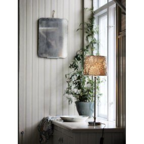 Liam 55cm Sølv/grøn bordlampe Fra PR Home - Skærmmål: 20 cm diameter i bunden, 17 cm i toppen og 15 cm høj.