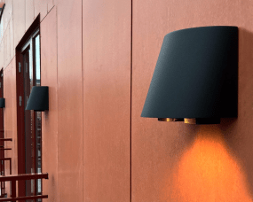 Mini m. uttag Sort udendørslampe Fra Westal - Bagsiden er udstyret med to ind- og udgange samt en 4-polet lynklemrække.