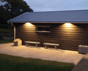 Tora Grå Fra Westal - Denne loftarmatur har et kompakt og stilfuldt design, der giver et effektivt downlight.