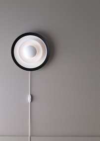 Diablo Ø30 Sort væglampe Fra Belid - Den kommer med en ledning, der har en kontakt og har en lang p&aring; 2,2 meter og en G9 fatning.