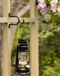 Storm Lantern small Sort Fra Strömshaga - En petroleumslampe i klassisk design, der bliver en flot indretningsdetalje og giver et smukt sk&aelig;r b&aring;de ude og inde.