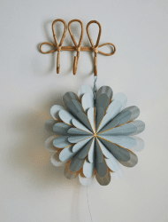 Marigold Ø45 Grå Fra Markslöjd - Morgenfrue giver et subtilt, harmonisk lys, der oplyser rummet og skaber en afslappet og stilfuld atmosf&aelig;re i julen.