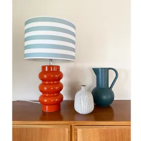 Lyon 56cm Orange bordlampe Fra Superliving - Med en rigt designet orange keramisk base og en stribet nuance i bl&aring; og hvid, kombinerer Lyon moderne stil med en retro-inspireret f&oslash;lelse.