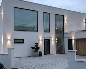 Illusion Box Grå udendørslampe Fra Westal - Velegnet til både indendørs og udendørs brug (IP54-klassificeret) og passer perfekt i både private og offentlige miljøer.