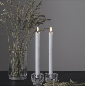 LED Antiklys Flamme Hvid Fra Star Trading - Fremstillet af &aelig;gte voks, med en meget naturtro flamme, der skinner med en varm hvid gl&oslash;d.