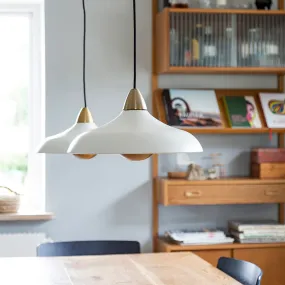 Urban Wide Ø36 Hvid loftslampe Fra Superliving - Forbedre dit hjem med den moderne Urban Wide pendel, en stilfuld kombination af mat hvid finish og elegante messingdetaljer.
