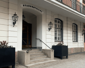 Eriksberg Oxideret kobber udendørslampe Fra Westal - Lygten har en underdel af antik sort smedning og en krop i stærkt oxideret kobber, som giver et elegant og tidløst design.