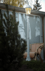 Kartano 175cm Hvid lygtepæl Fra Airam - Med Kartano lygtep&aelig;len skaber du en gammeldags f&oslash;lelse.