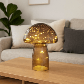 Mushroom 23cm Rødbrun bordlampe Fra Pixie Design - Den er udstyret med timer og en praktisk 5-trins lysd&aelig;mper til at justere lyset efter behov, hvilket g&oslash;r den perfekt til b&aring;de opgavebelysning og hyggelig aftenbelysning.
