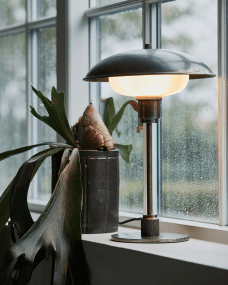 Boston 42cm Antik brun bordlampe Fra House Doctor - Det er en moderne klassiker med et industrielt præg takket være jernets materiale og overfladebehandlingen af lampeskærmen og foden.