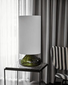 Matte 68cm Grøn bordlampe Fra House Doctor - Forvandl dit hjem med denne sofistikerede bordlampe, som kombinerer en grøn glasbase med en lys råhvid lampeskærm.