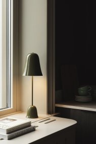 Blåklockan 50cm Olivengrøn bordlampe Fra Globen Lighting - Bluebell er en elegant og tidl&oslash;s bordlampe i jern med en h&oslash;jglans olivengr&oslash;n finish.