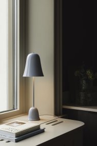 Blåklockan 50cm Lyseblå bordlampe Fra Globen Lighting - Den Blå Klokke er en elegant og tidløs bordlampe i jern med en højglans lyseblå finish.