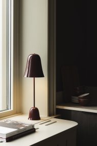 Blåklockan 50cm Bourgogne bordlampe Fra Globen Lighting - Bluebell er en elegant og tidløs bordlampe i jern med en højglans bordeaux finish.