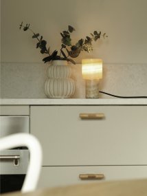 Lucie 16cm Natur bordlampe Fra PR Home - Lampen passer perfekt i vinduet, p&aring; skrivebordet i gangen eller p&aring; sidebordet i stuen, hvor den bidrager med b&aring;de stemningsfuld belysning og en eksklusiv f&oslash;lelse.