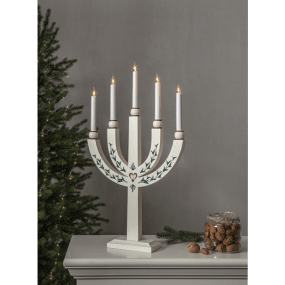 Elias Tradition Hvid Fra Star Trading - Adventslysholderen har 5 lyskilder, der giver lysholderen hyggelig belysning og en hjemlig julestemning.