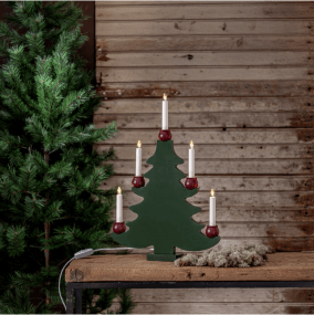 Mora Tree Grøn Fra Star Trading - Fem LED-lys pyntet med r&oslash;de holdere skaber en hyggelig gl&oslash;d og giver en traditionel lyseffekt.