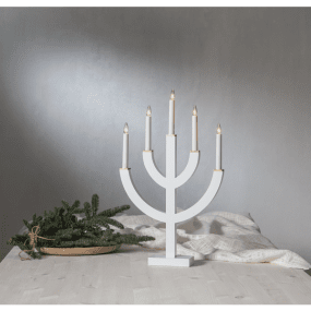 Anno Hvid Fra Star Trading - med malede tr&aelig;bakker i guld som dekoration.