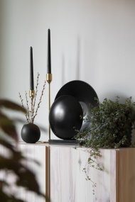 Orbit 32cm Sort bordlampe Fra Globen Lighting - Placer den med fordel på et sidebord, hvor du ønsker at tilføje stemningsbelysning.
