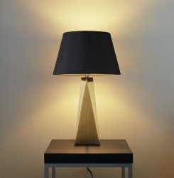 Maldon 58cm Guld bordlampe Fra Searchlight - Den guldfarvede prismebund er toppet med en moderne sort nuance med et guldfarvet interiør, der tilføjer et strejf af glamour til dit hjem.