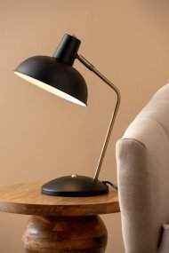Hood 38cm Sort skrivebordslampe Fra Leitmotiv - Den bev&aelig;gelige sk&aelig;rm med hvid inderside giver en j&aelig;vn og behagelig lysfordeling, perfekt til l&aelig;sning eller arbejde.