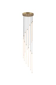 Flare Ø35 Messing Fra Searchlight - Tolv slanke hvide stænger med integreret LED-belysning falder i forskellige længder fra en metalloftsgesims med en satineret messingfinish, hvilket skaber en imponerende, vandfaldslignende silhuet.