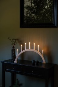 Arch 7 Lights Hvidglaseret Fra Konstsmide - Stellet er lavet af tr&aelig; med en hvidbejdset finish, der giver et naturligt og tidl&oslash;st udseende.