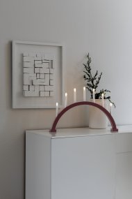 Arch 7 Lights Mat mørkerød Fra Konstsmide - Fremstillet i tr&aelig; og malet i en mat m&oslash;rk nuance.