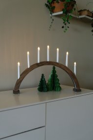 Arch 7 Lights Brunglaseret Fra Konstsmide - Stellet er lavet af tr&aelig; med en brunbejdset finish, der giver et naturligt og tidl&oslash;st udseende.