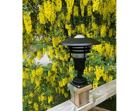 Tellus 33cm Sort Fra Westal - Armaturet er egnet til udendørs brug med en IP44-klassificering og er udstyret med en E27-fatning.