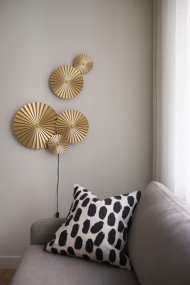 Omega 70cm Guld væglampe Fra Globen Lighting - Omega er en todelt væglampe med tre sammenkoblede plader med belysning bagved og to ekstra sammenkoblede plader, som du kan placere, hvor du vil.