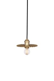 Omega Ø15 Guld vindueslampe Fra Globen Lighting - Omega loftslampen med sin guldfarvede og plisserede metalskærm er en lille og pæn lampe, der passer godt i vinduet eller for eksempel flere dele ophængt i et køkken.