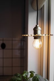 Omega Ø15 Guld vindueslampe Fra Globen Lighting - Omega loftslampen med sin guldfarvede og plisserede metalskærm er en lille og pæn lampe, der passer godt i vinduet eller for eksempel flere dele ophængt i et køkken.