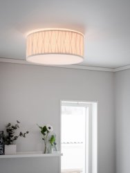 Plissé Ø45 Hvid Fra PR Home - Plissé er en stilfuld loftslampe, der kombinerer moderne design med en blød og hyggelig fornemmelse.