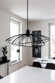 Ray Ø45 Sort loftslampe Fra Globen Lighting - De to skærme kan arrangeres på forskellige måder - enten placeret oven på hinanden eller monteret inden i hinanden for at skabe en lavere pendel.