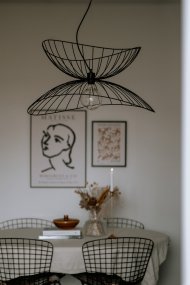 Ray Ø70 Sort loftslampe Fra Globen Lighting - De to skærme kan arrangeres på forskellige måder - enten placeret oven på hinanden eller monteret inden i hinanden for at skabe en lavere pendel.