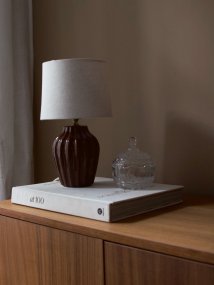 Lyon 32cm Brun Fra PR Home - Med sit stilfulde og indbydende design passer Lyon lige godt p&aring; et sidebord, natbord eller i et vindue, hvor den bliver et dekorativt og stemningsfuldt element i b&aring;de klassiske og moderne hjem.