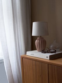 Lyon 32cm Lyserød bordlampe Fra PR Home - Med sit stilfulde og indbydende design passer Lyon lige godt p&aring; et sidebord, natbord eller i et vindue, hvor den bliver et dekorativt og stemningsfuldt element i b&aring;de klassiske og moderne hjem.