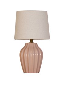 Lyon 32cm Lyserød bordlampe Fra PR Home - Med sit stilfulde og indbydende design passer Lyon lige godt p&aring; et sidebord, natbord eller i et vindue, hvor den bliver et dekorativt og stemningsfuldt element i b&aring;de klassiske og moderne hjem.